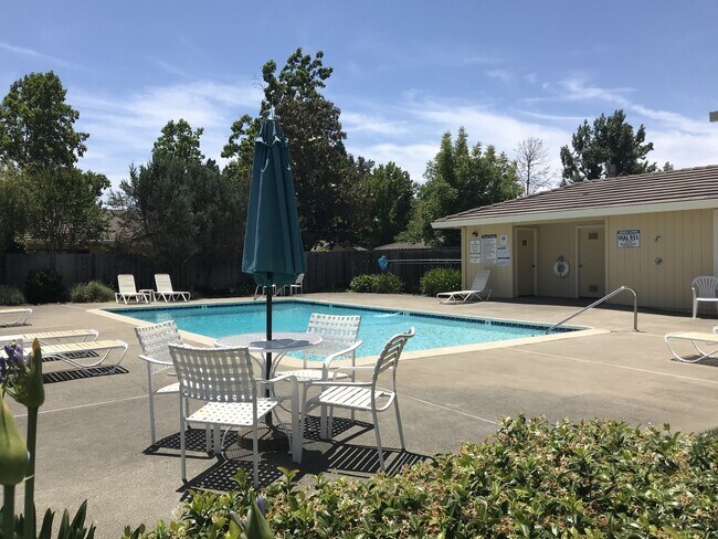 Building Photo - Spacious Condo in a Desirable Private Community