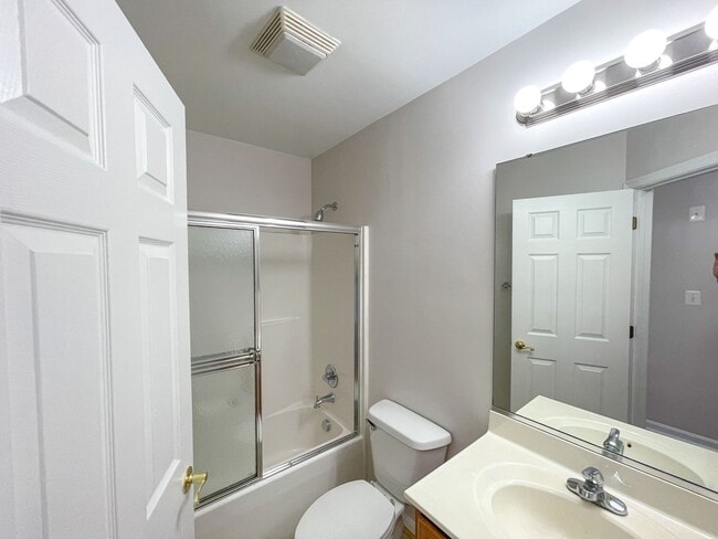 Building Photo - Lovely Traditional 5BR/3BA home in excelle...
