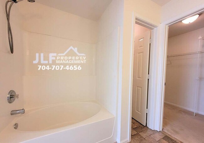 Building Photo - Great 3/2.5 Home in Sought After Charlotte...