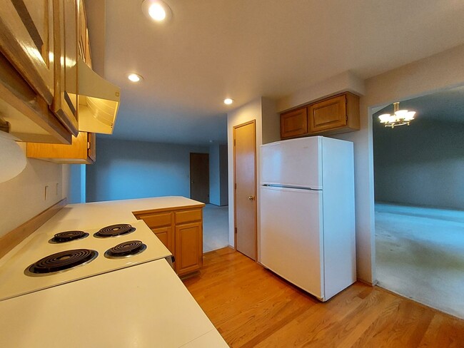 Building Photo - Federal Way Rambler featuring vaulted ceil...
