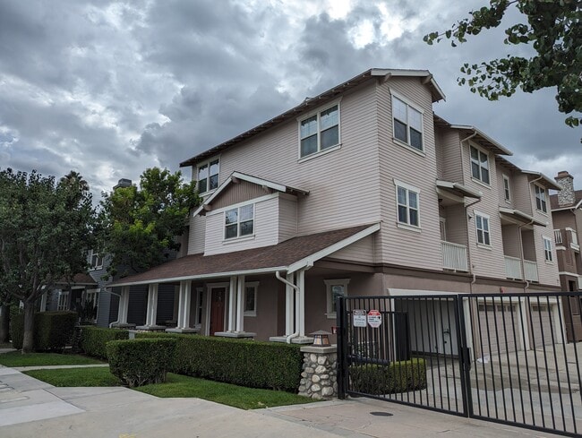 Large end-unit townhome - 305 W Duarte Rd
