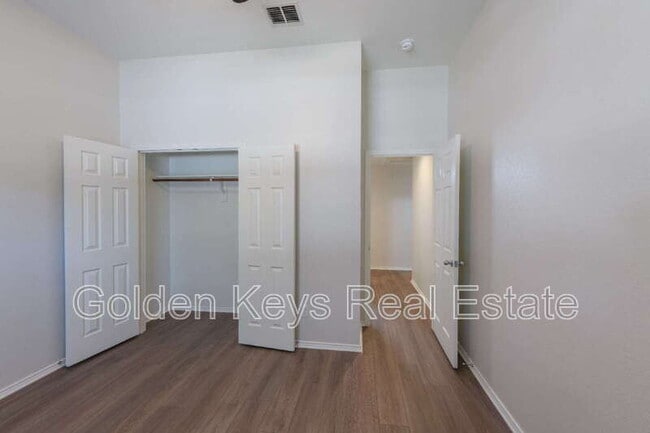 Building Photo - 672 S Heights Dr