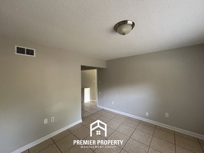 Building Photo - Unique 4BR/2BA Southaven Home | Hardwood Vaulted Sunroom & Fenced Yard
