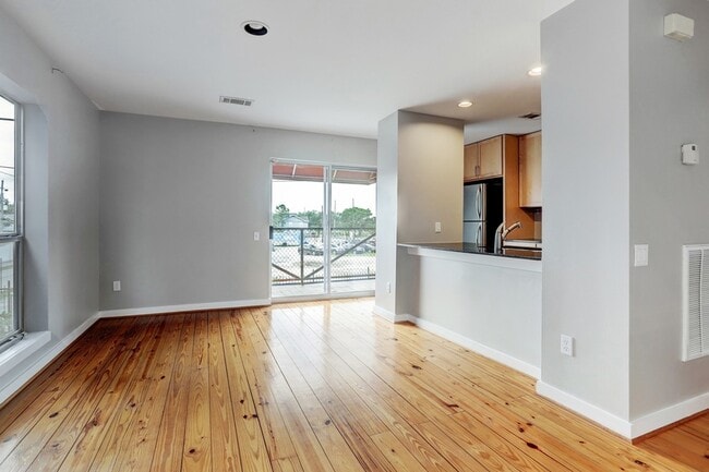 Building Photo - 835 Saulnier St