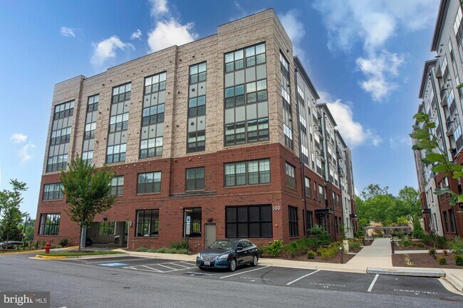 Primary Photo - 100 St Ives Pl