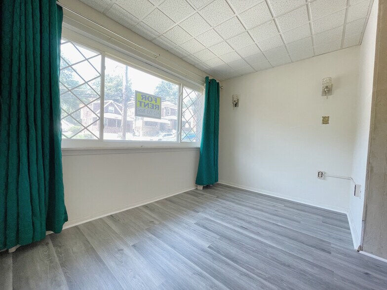 Primary Photo - 148 Robinson St