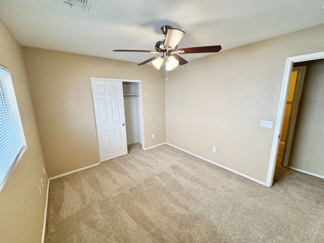 Building Photo - 3232 W Cavedale Dr