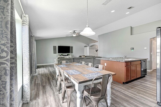 Building Photo - 870 Buchanan Ave SE