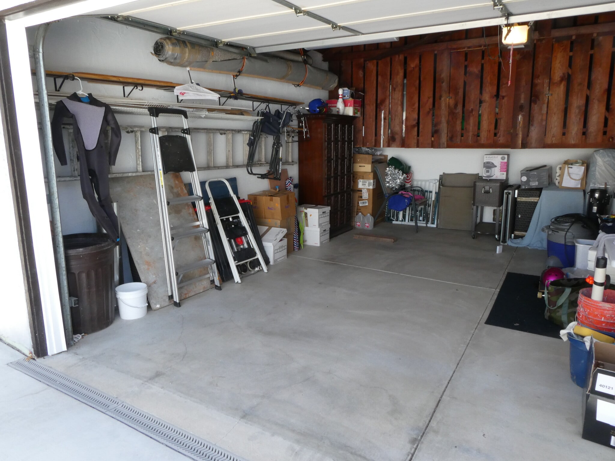 Private 2 car garage - 9044 Carson St