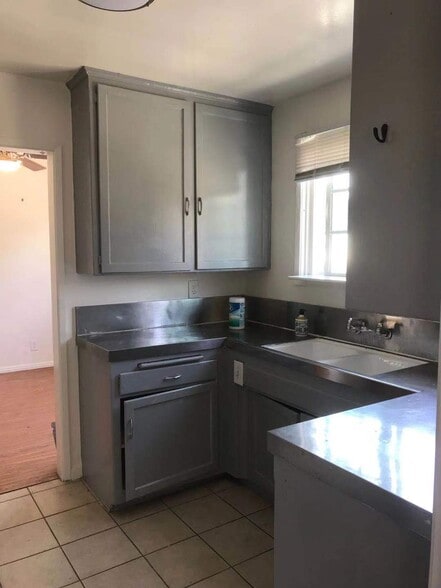 Building Photo - 2477 Silver Lake Blvd