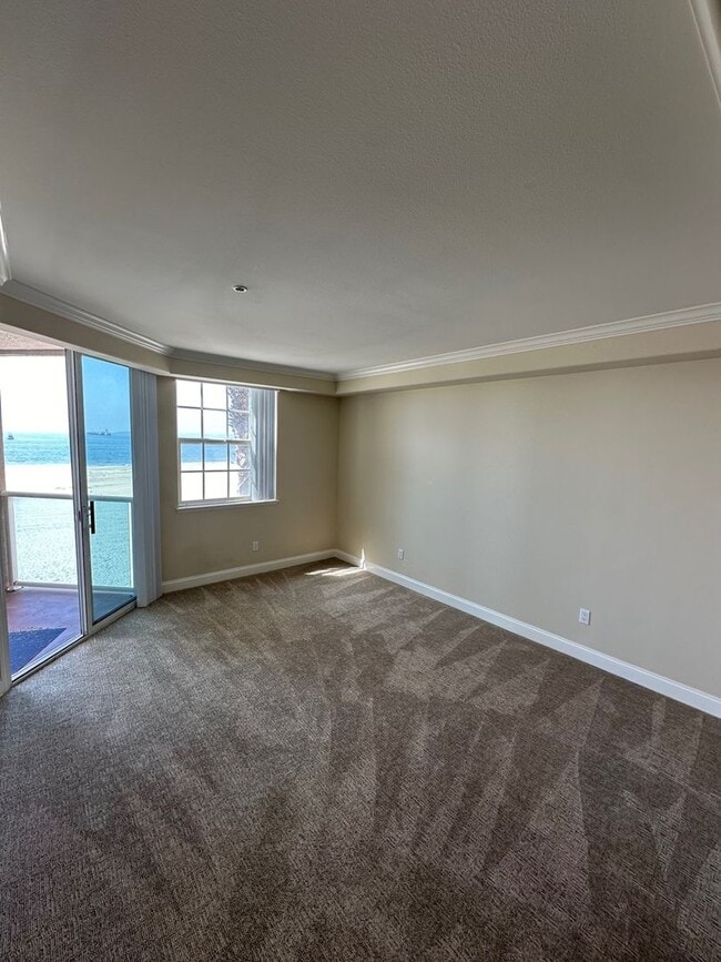 Building Photo - Beachfront Oasis - 3 bed 2 bath in Alamitos Beach