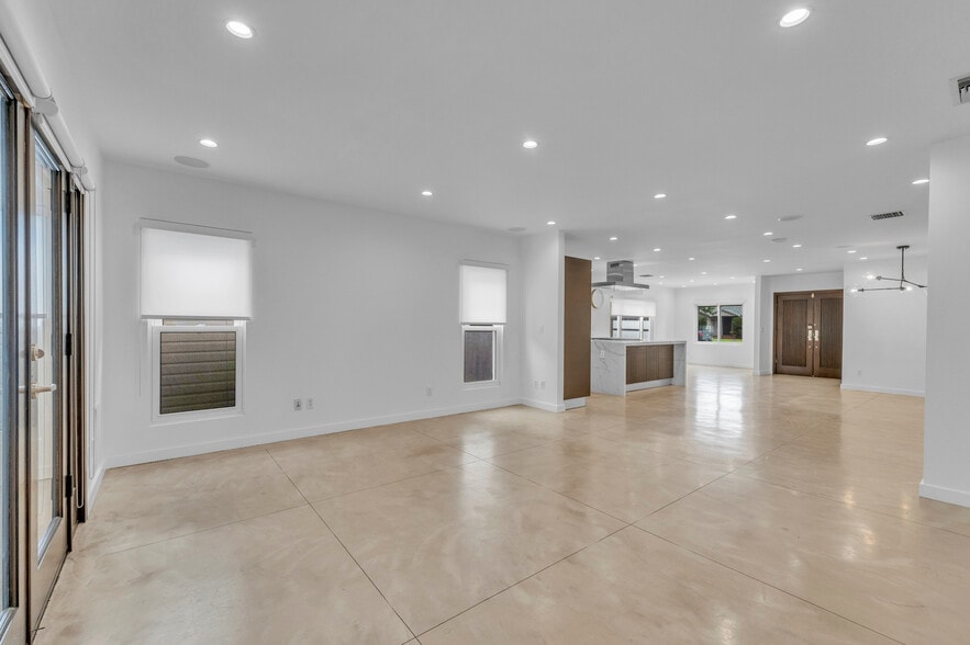 Building Photo - 4925 Nagle Ave