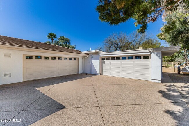Building Photo - 11832 N Oakhurst Way
