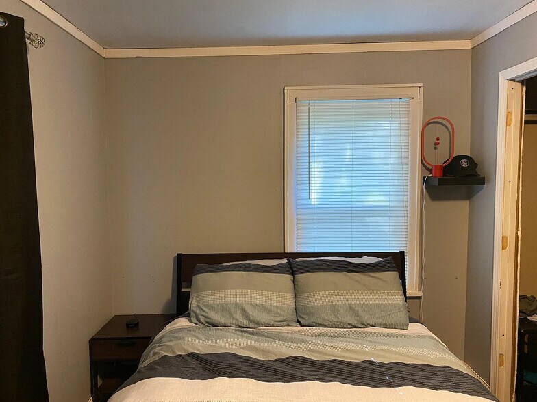 Building Photo - 5836 Euclid Ave