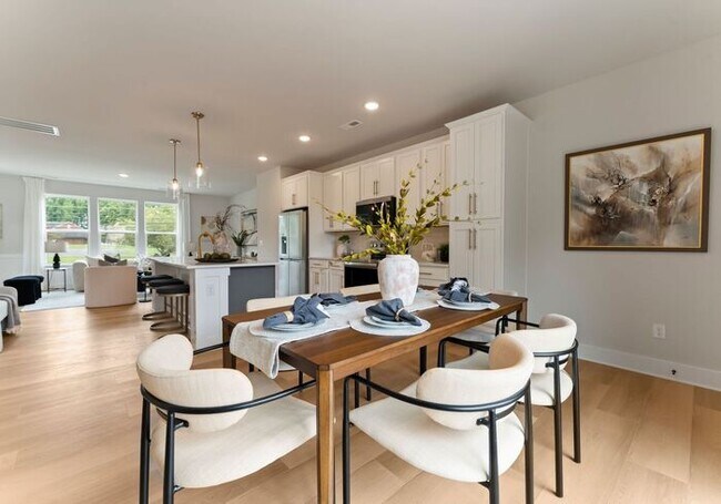 Building Photo - FREE RENT! Stunning 4 Bed | 3.5 Bath Luxur...