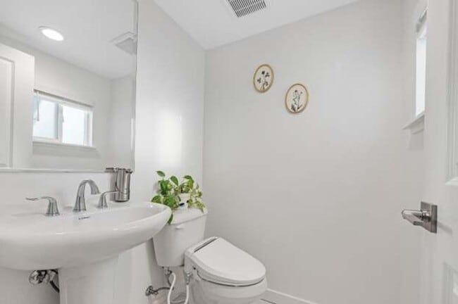 Building Photo - Beautiful, light filled home with EV charger, cozy backyard, very convenient SWSR location