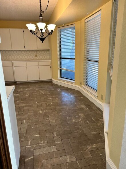 Building Photo - 5704 Lands End St