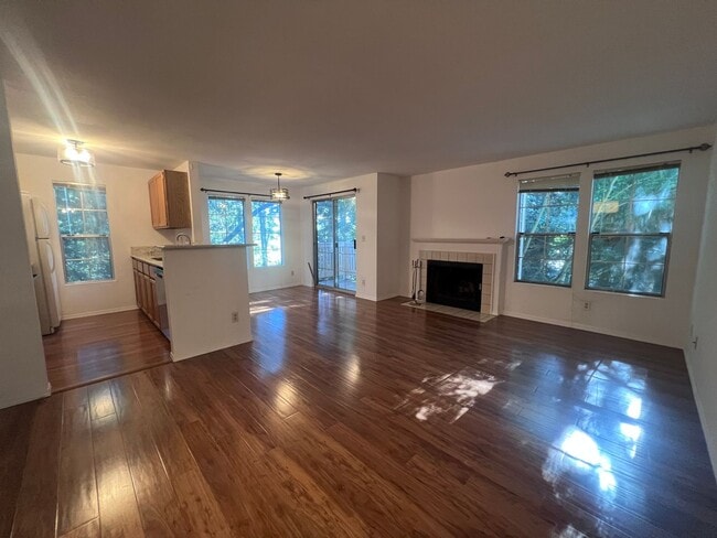 Building Photo - 2 BR 2 BA Condo in east bremerton