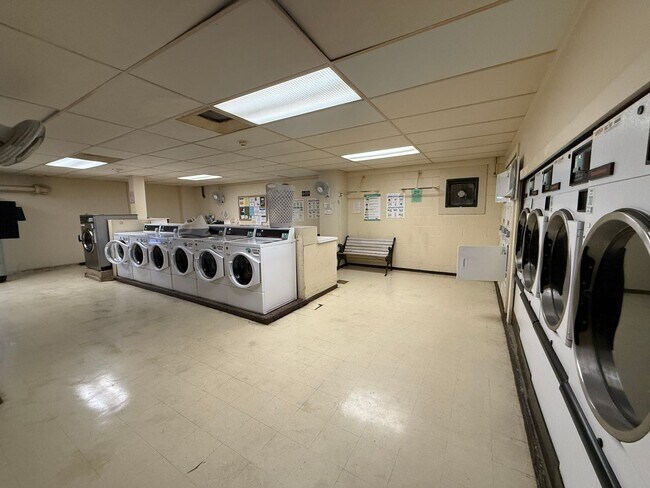 Building Photo - Queen Emma Gardens 1 bedroom 1 bath with d...