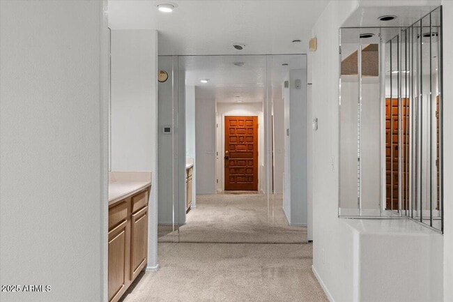 Building Photo - 5200 S Lakeshore Dr