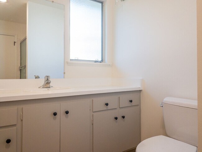 Building Photo - BRIGHT Remodeled Downtown 1BR/1BA Flat! Pa...