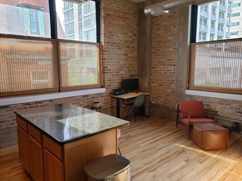 Living 2 - 221 E Cullerton St