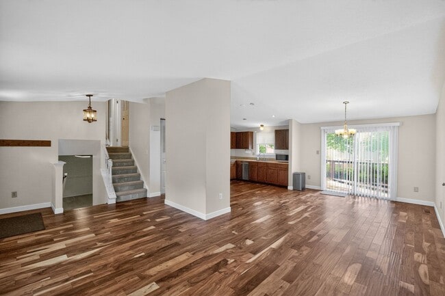 Building Photo - Bright and spacious 4Bd/2.5Bth haven located in a peaceful cul-de-sac!