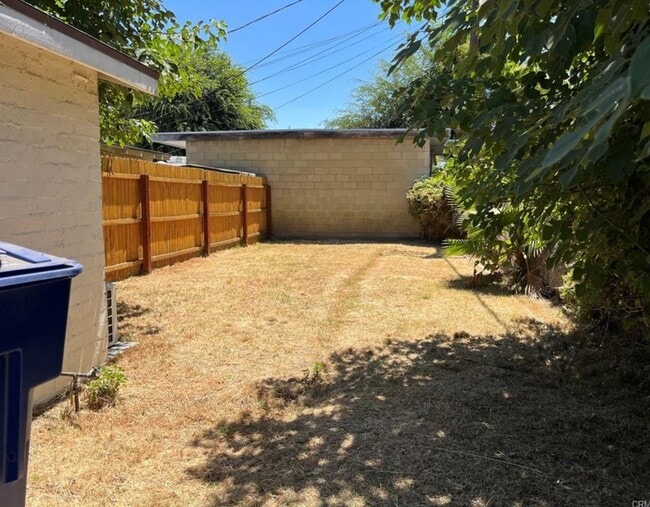 Building Photo - One-bedroom, one-bathroom apartment locate...