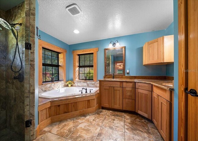 Building Photo - 3135 NE 49th St