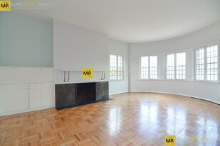 Building Photo - 923 Beacon St