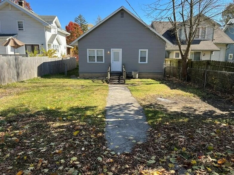 Building Photo - 336 N Riley Ave