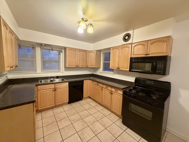 Building Photo - 314 E 83rd St