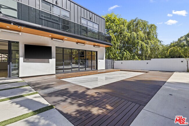 Building Photo - 1745 San Ysidro Dr