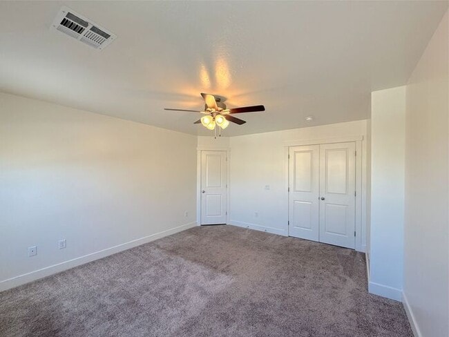 Building Photo - 4 Bed, 2.5 Bath Home with 2 Car Garage