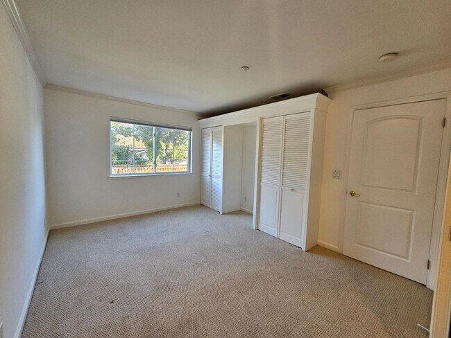 Building Photo - CLASSY CONDO - Spacious 1 Bed/1 Bath in Luxurious Setting - MENLO PARK