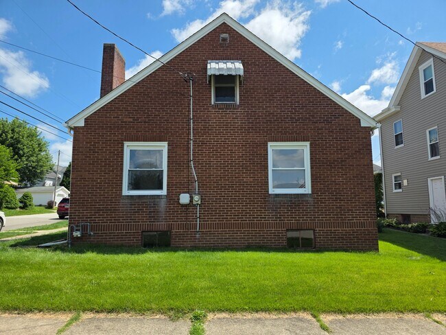 Building Photo - 530 Brandon St