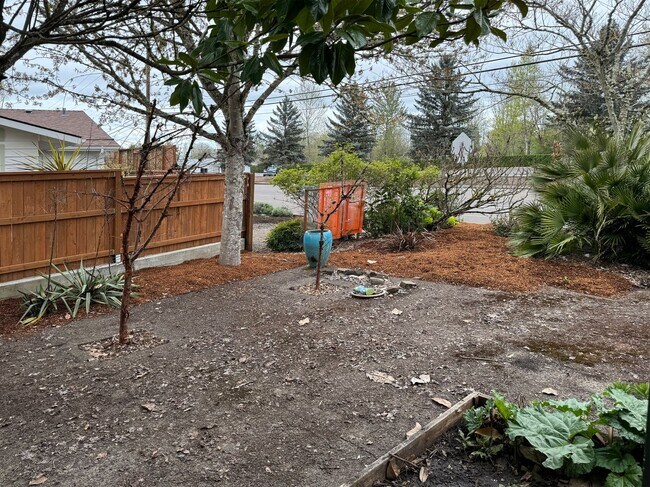 Building Photo - Perfectly Located 3 Bedroom Home