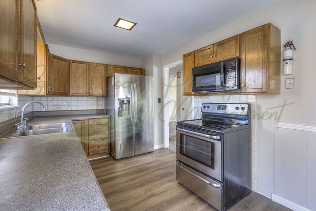 Building Photo - FINISHED BASEMENT WITH KITCHEN AND BATHROO...