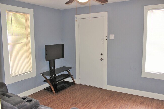 Building Photo - 1312 E Alamo St