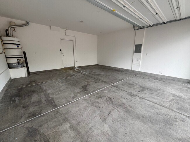 Building Photo - Beautiful Gated 3-Bed, 2.5-Bath Townhome i...