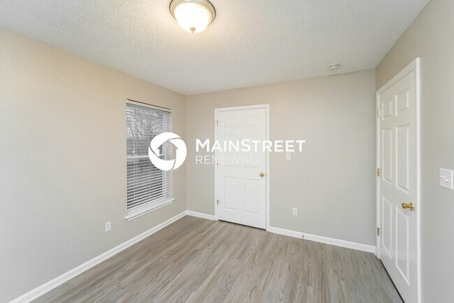 Building Photo - 4 Bedroom Pet-Friendly Home in Louisville, KY with Main Street Renewal