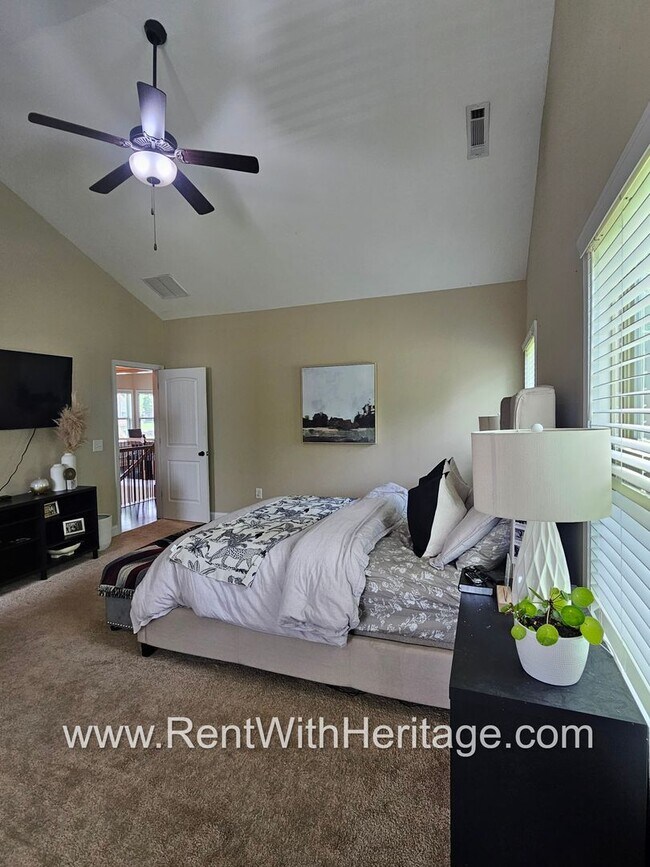 Building Photo - Gorgeous 3 bd / 2 bath / Attention to Deta...