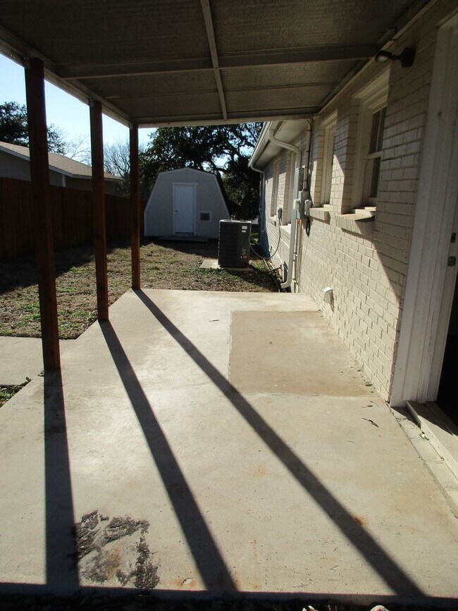 Building Photo - Beautiful 4/3 House for Rent in Lampasas, TX