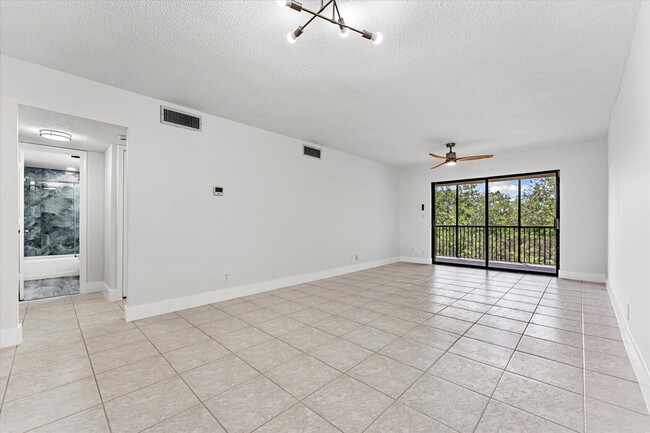 Building Photo - 200 Jacaranda Country Club Dr