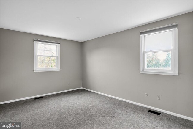 Building Photo - 11 Grant Dr