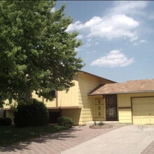 Building Photo - Widefield side entry bi-level home.