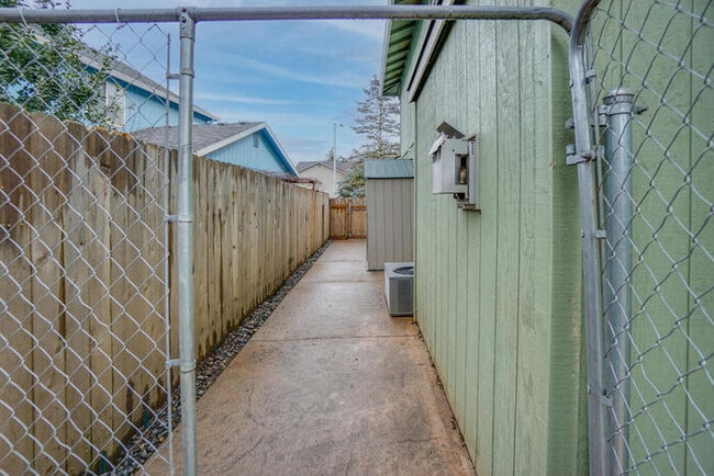 Building Photo - BEAUTIFUL FOUR BEDROOM LOCATED IN THE SHERWOOD SUB DIVISION