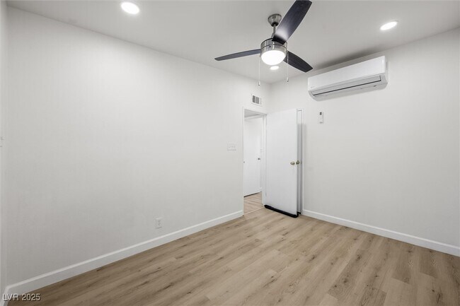 Building Photo - 4315 Ridgedale Ave