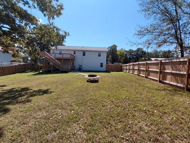 Building Photo - Fenced home close to post