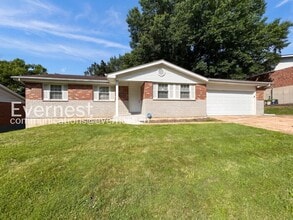 Building Photo - 3 Bed/2.5 Bath Home with Garage / Pet-Friendly / Available Now!